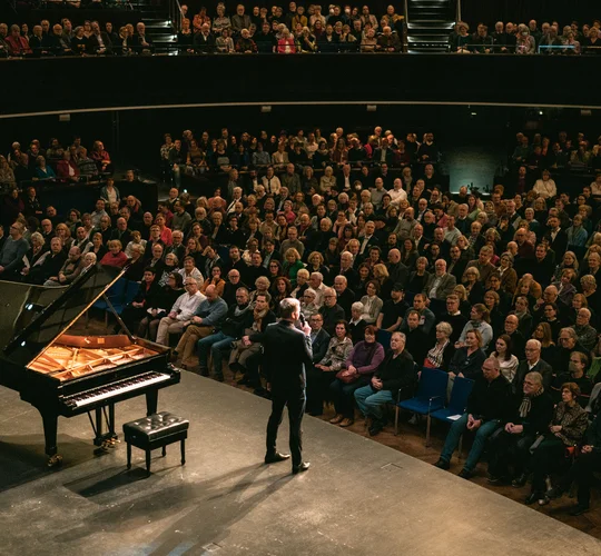 Burkhard Glashoff moderiert im Kuppelsaal des Hannover Congress Centrums